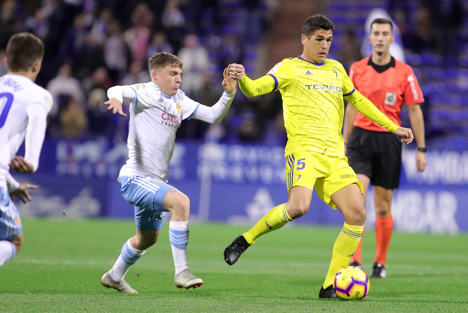 Garrido, con el balón durante el partido ante el Zaragoza.
