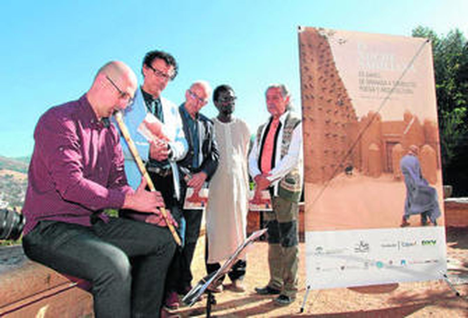 Todos los reponsables en la organización de la IV Noche Sahiliana, durante la presentación en el patio de los Aljibes de la Alhambra.