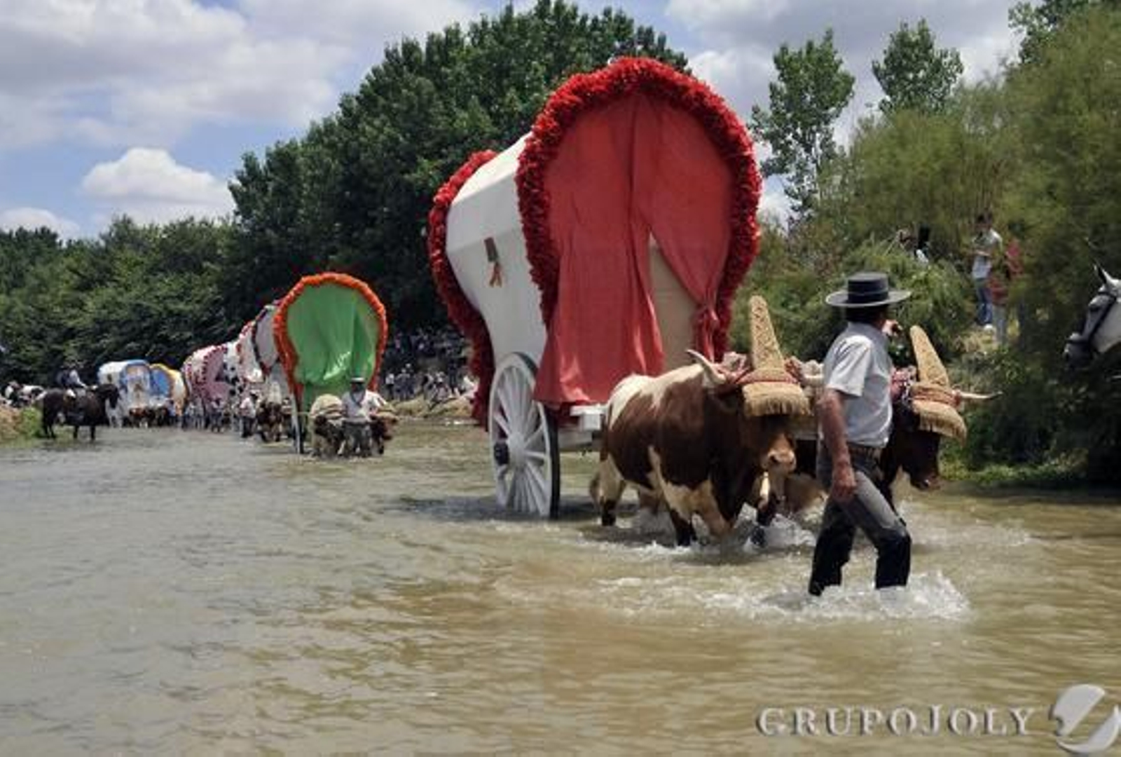 La Hermandad de Sevilla cruza el Quema camino del Rocío.

Foto: Juan Carlos Vázquez