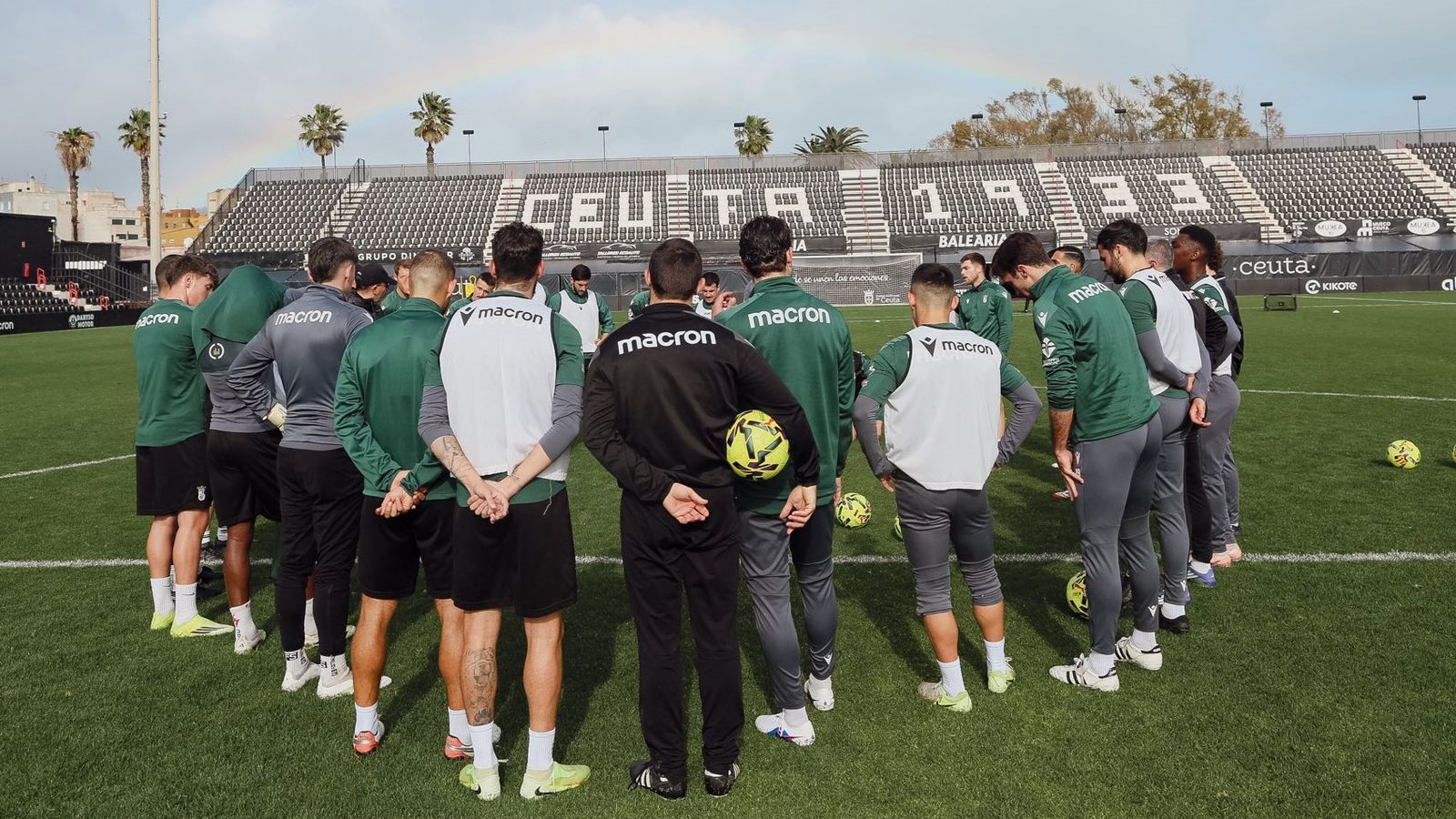 Los jugadores del Ceuta reciben indicaciones de José Juan Romero en el césped del Alfonso Murube.
