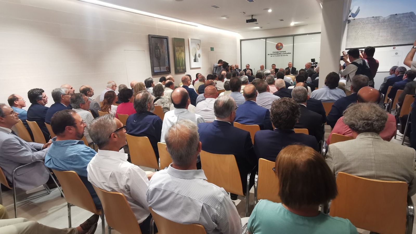 Los hermanos mayores durante la asamblea.