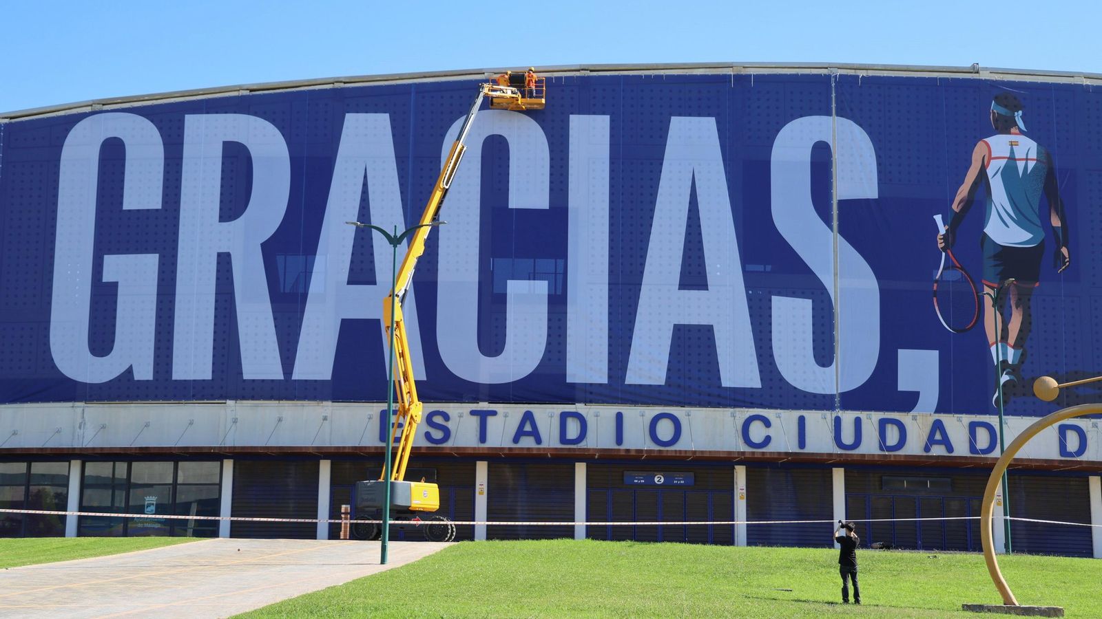La pancarta de homenaje a Rafa Nadal en el Ciudad de Málaga, en imágenes