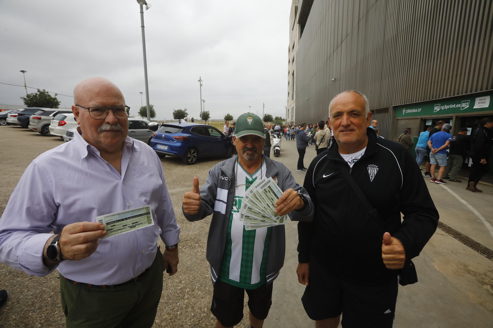 Las mejores fotos de las colas de El Arcángel para conseguir las entradas del Córdoba CF - Barcelona Atlétic Las mejores fotos de las colas de El Arcángel para conseguir las entradas del Córdoba CF - Barcelona Atlétic