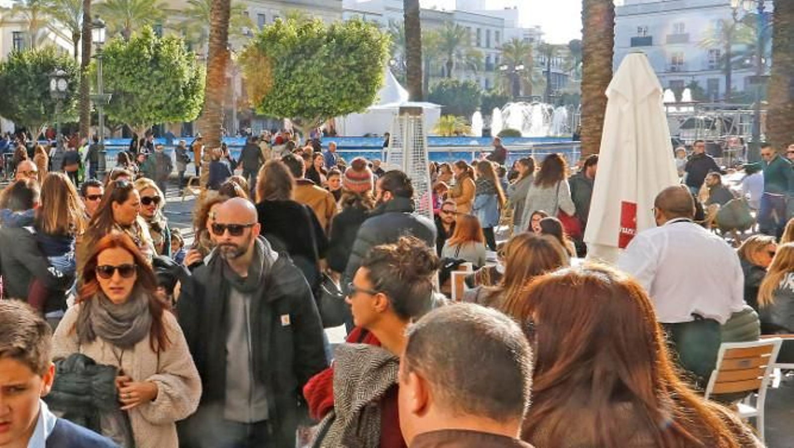 Un camarero de un establecimiento del centro, entre el numeroso público en estas fiestas navideñas.
