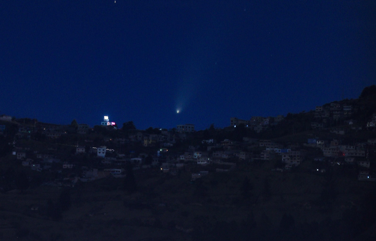 Espectáculo visual: El paso del cometa del siglo a lo largo y ancho del mundo