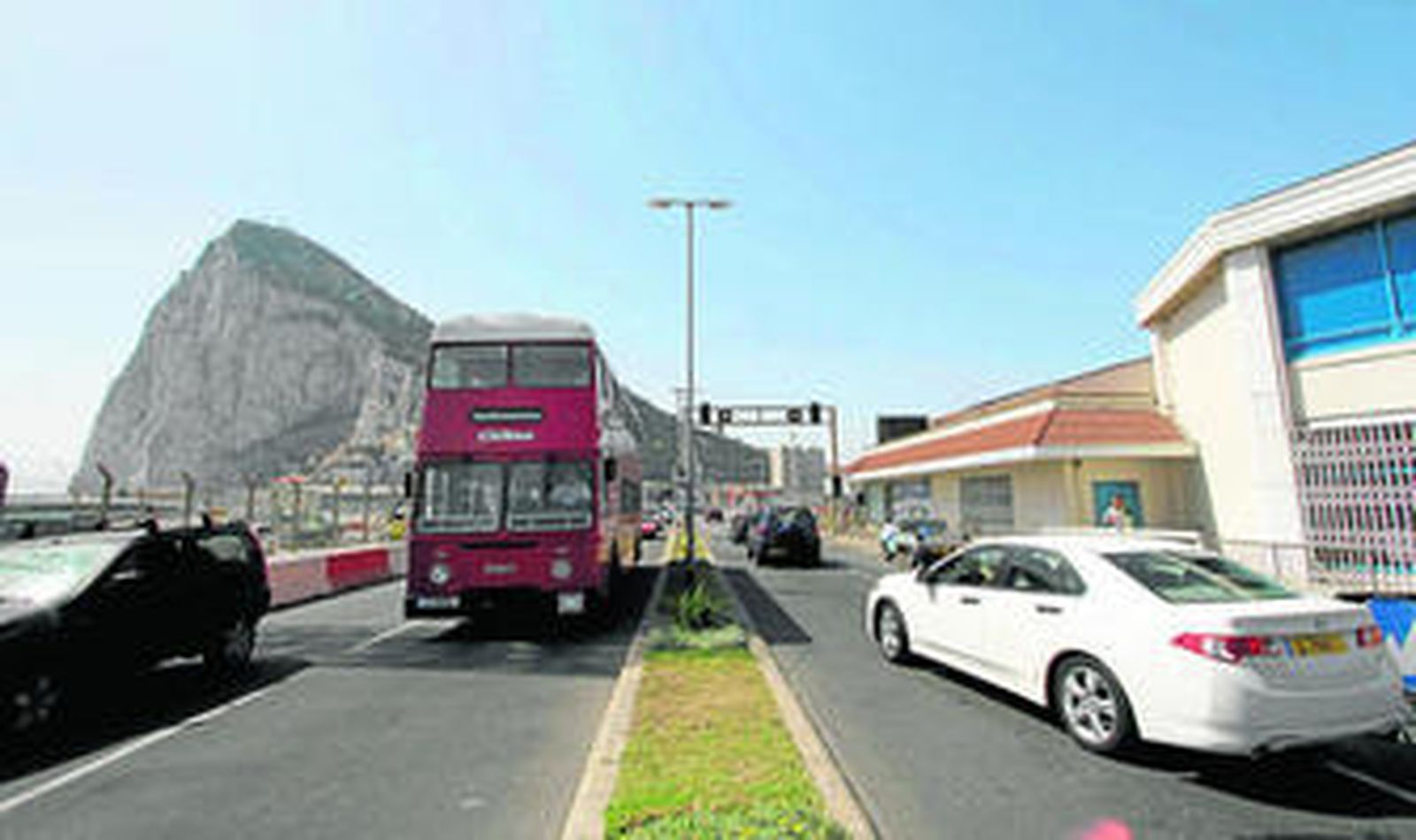 Vehículos cruzando, ayer, la frontera con Gibraltar.