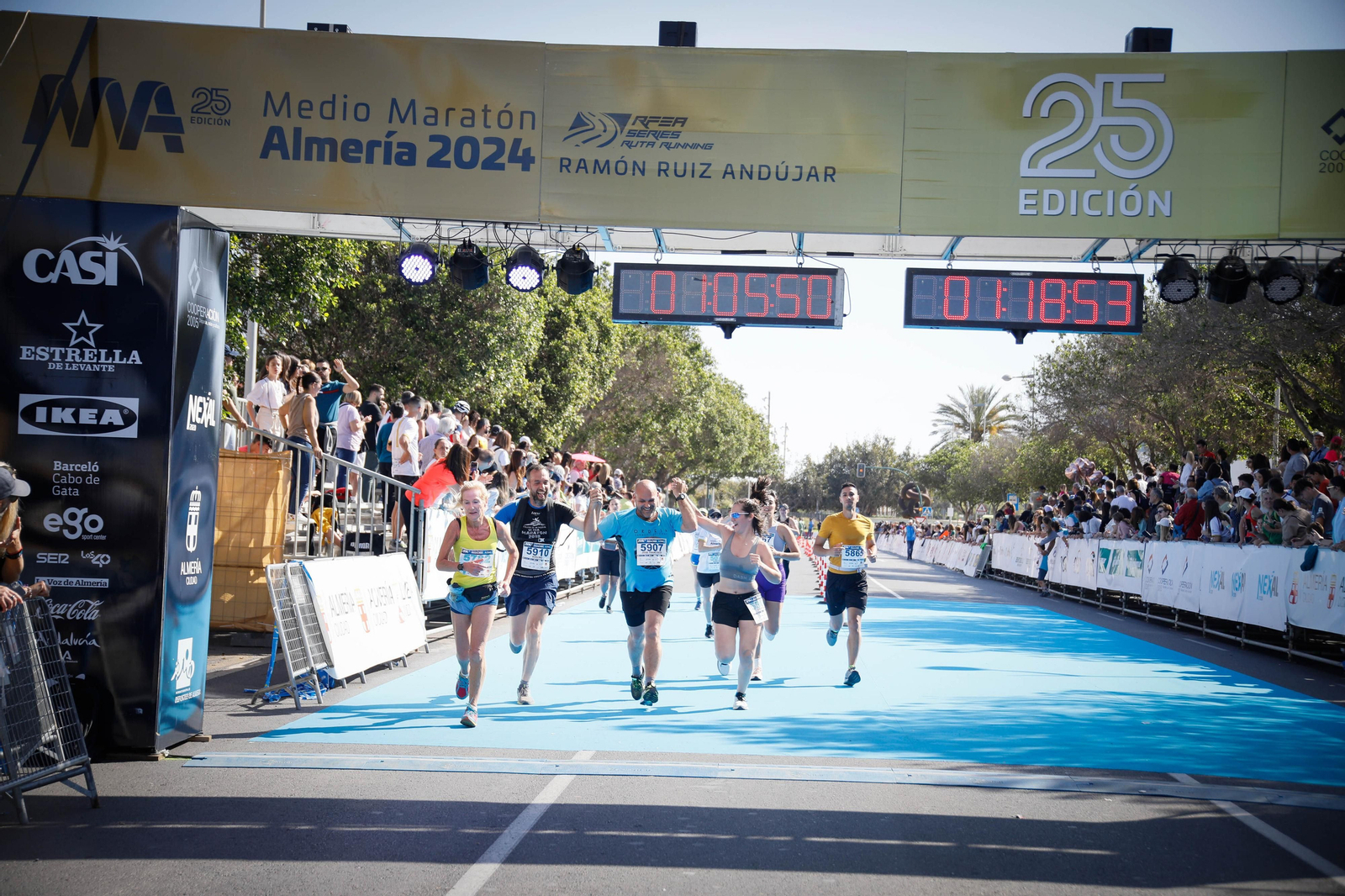 Imágenes de la llegada de la Media maratón Ciudad de Almería