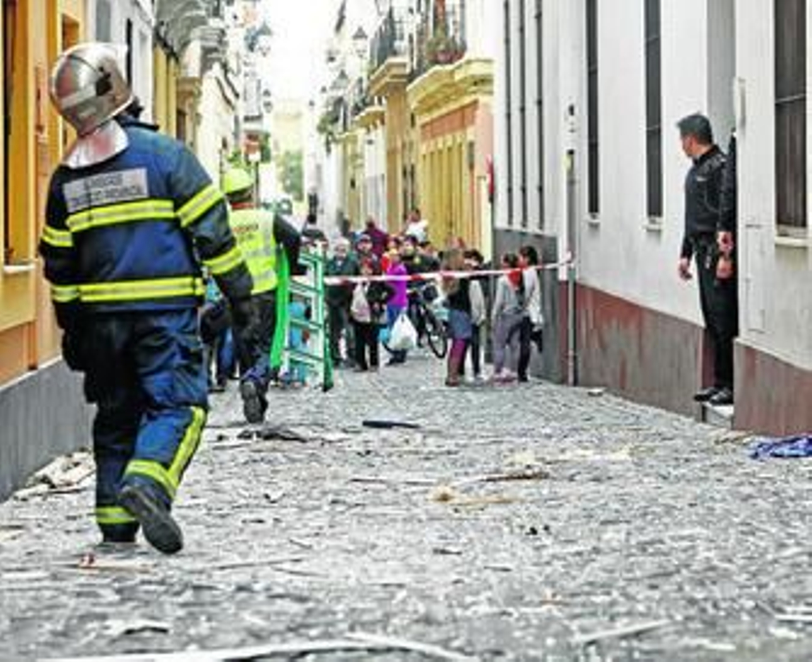 Los restos de las ventanas llenaron la calle Mirador tras la explosión de la bombona de butano.