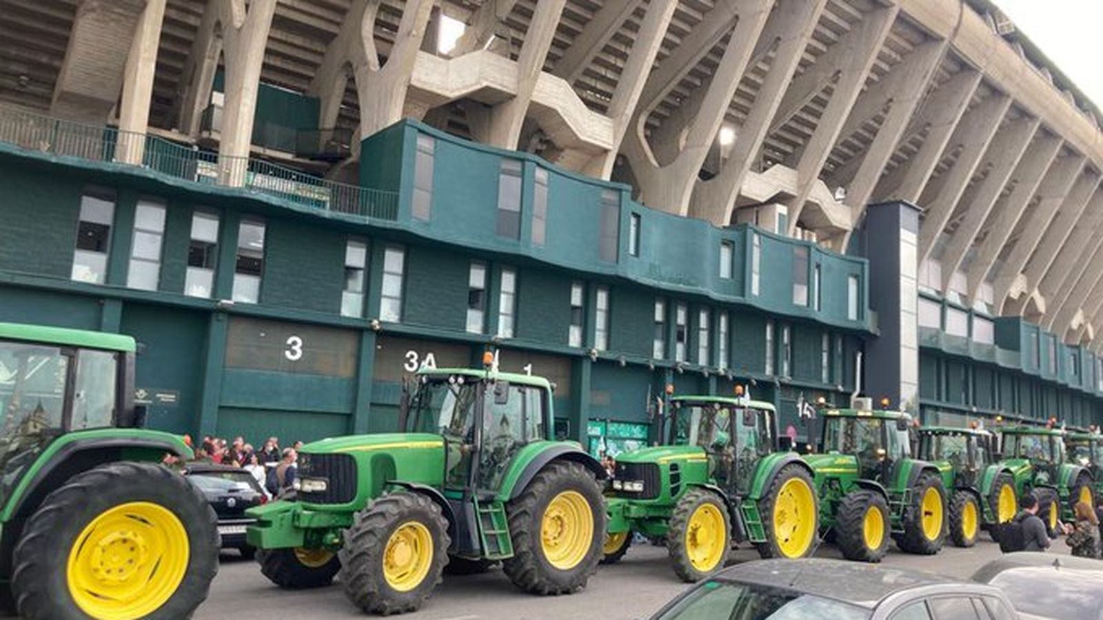 Tractores dispuestos para iniciar la marcha a las puertas del Estadio Benito Villamarín en Sevilla.