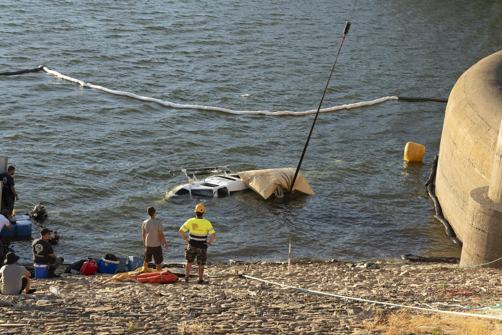 Las fotografías del rescate del helicóptero accidentado en el embalse de Guadarranque
