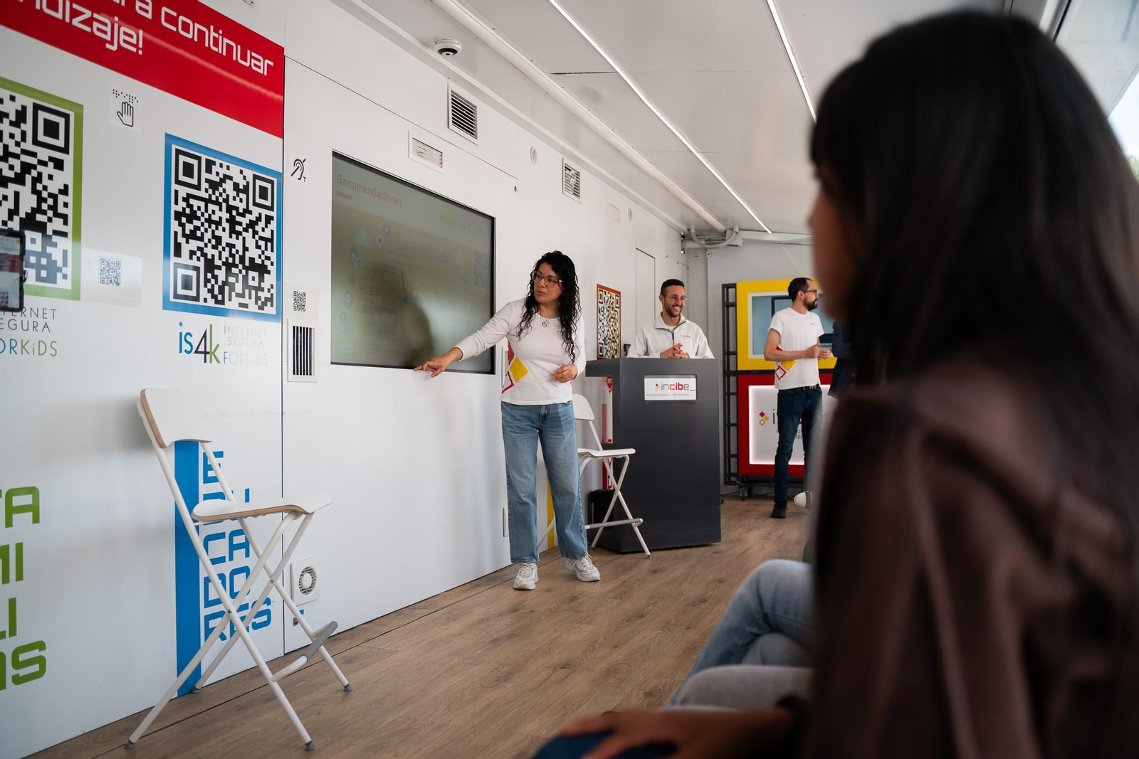 Imágenes de la inauguración del Roadshow Experiencia Incibe en la plaza 12 de Octubre