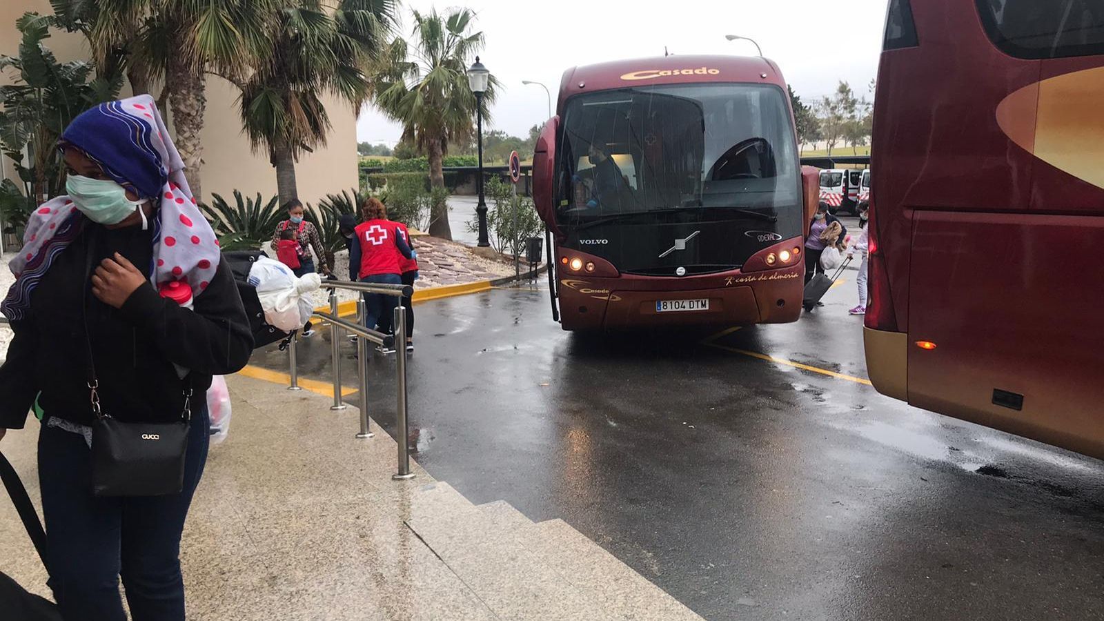 Llegada de los autobuses al hotel donde fueron recibidos por el personal de Cruz Roja