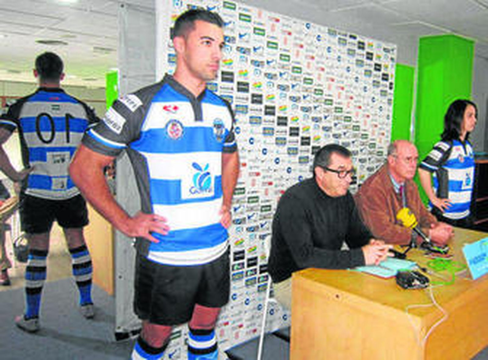 Antoine Ortolan y Pepe Ravelo, junto a dos jugadores del Cruxe DFC con las nuevas equipaciones.