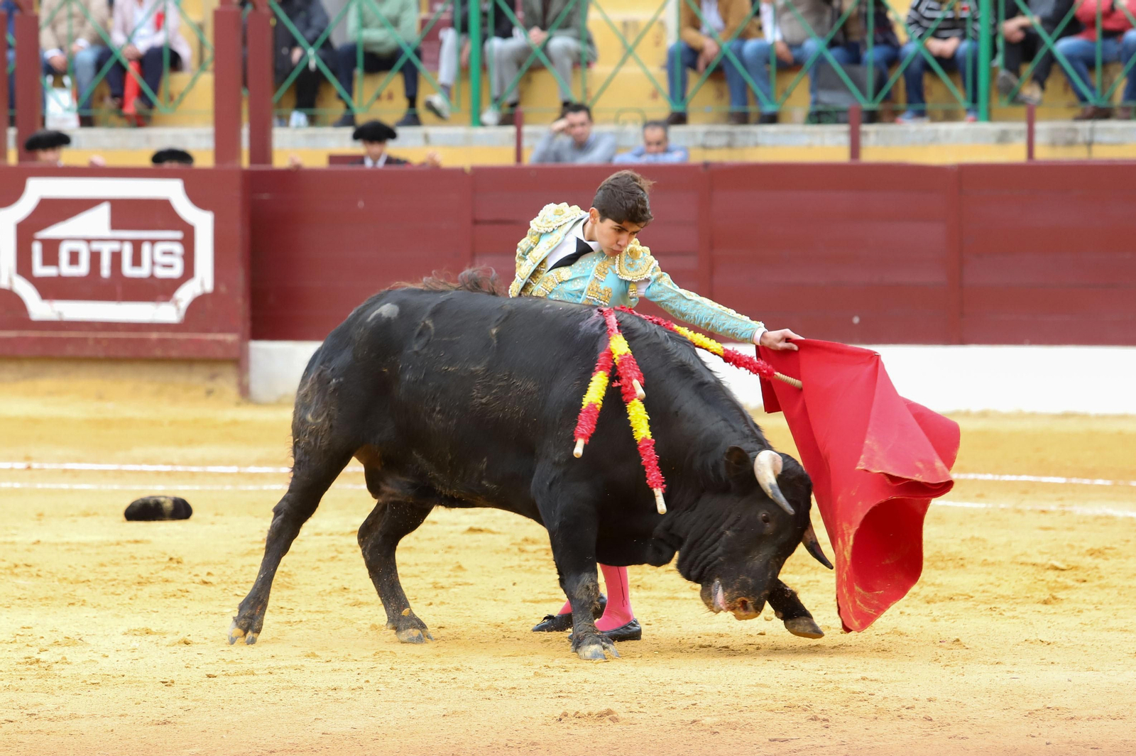 Imágenes de la novillada previa a la Semana Santa en la plaza de toros de La Línea