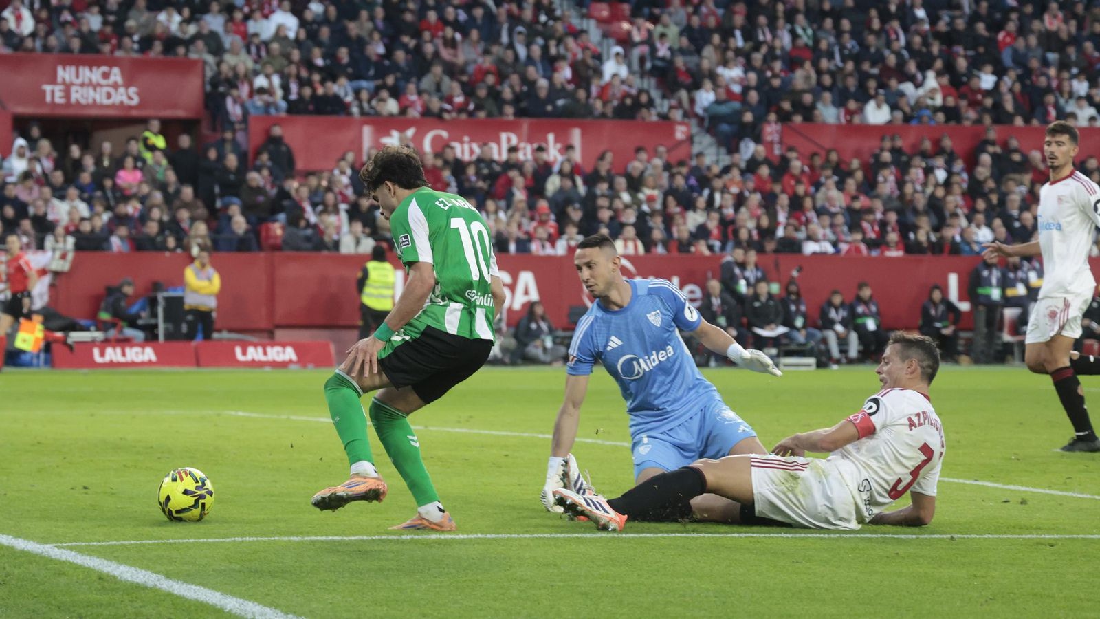 Vlachodimos y Azpilicueta tratan de cerrar a Abde en su intento de remate.