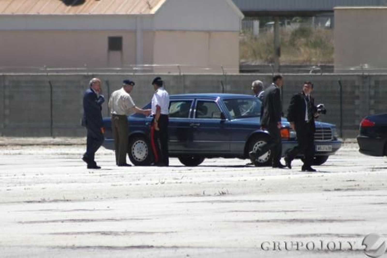 Don Juan Carlos muestra su apoyo a los pescadores y a la Guardia Civil por el trabajo que realizan./Fran Montes