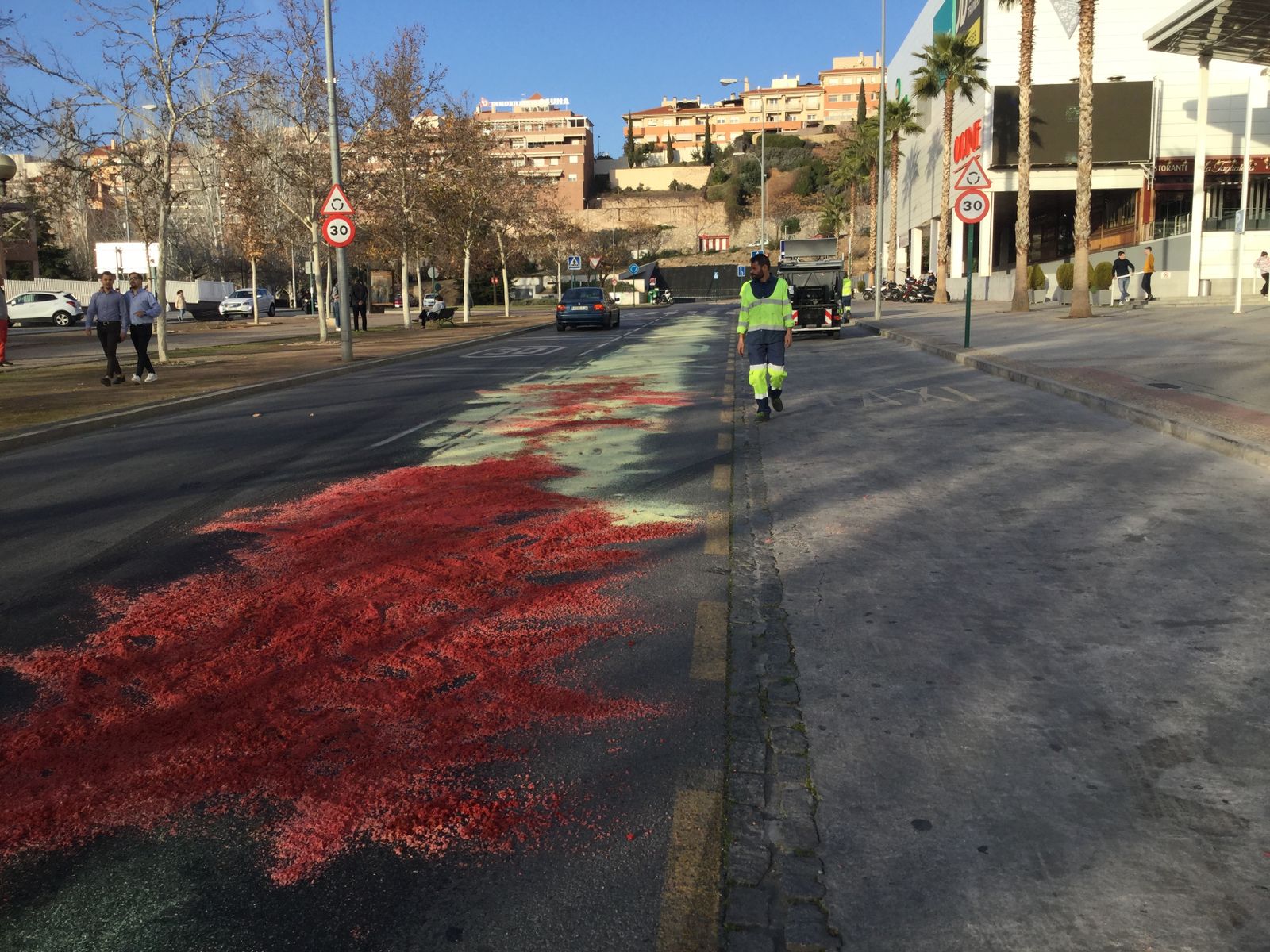 Cortado el tráfico frente al centro comercial Serrallo de Granada por gasoil en la calzada