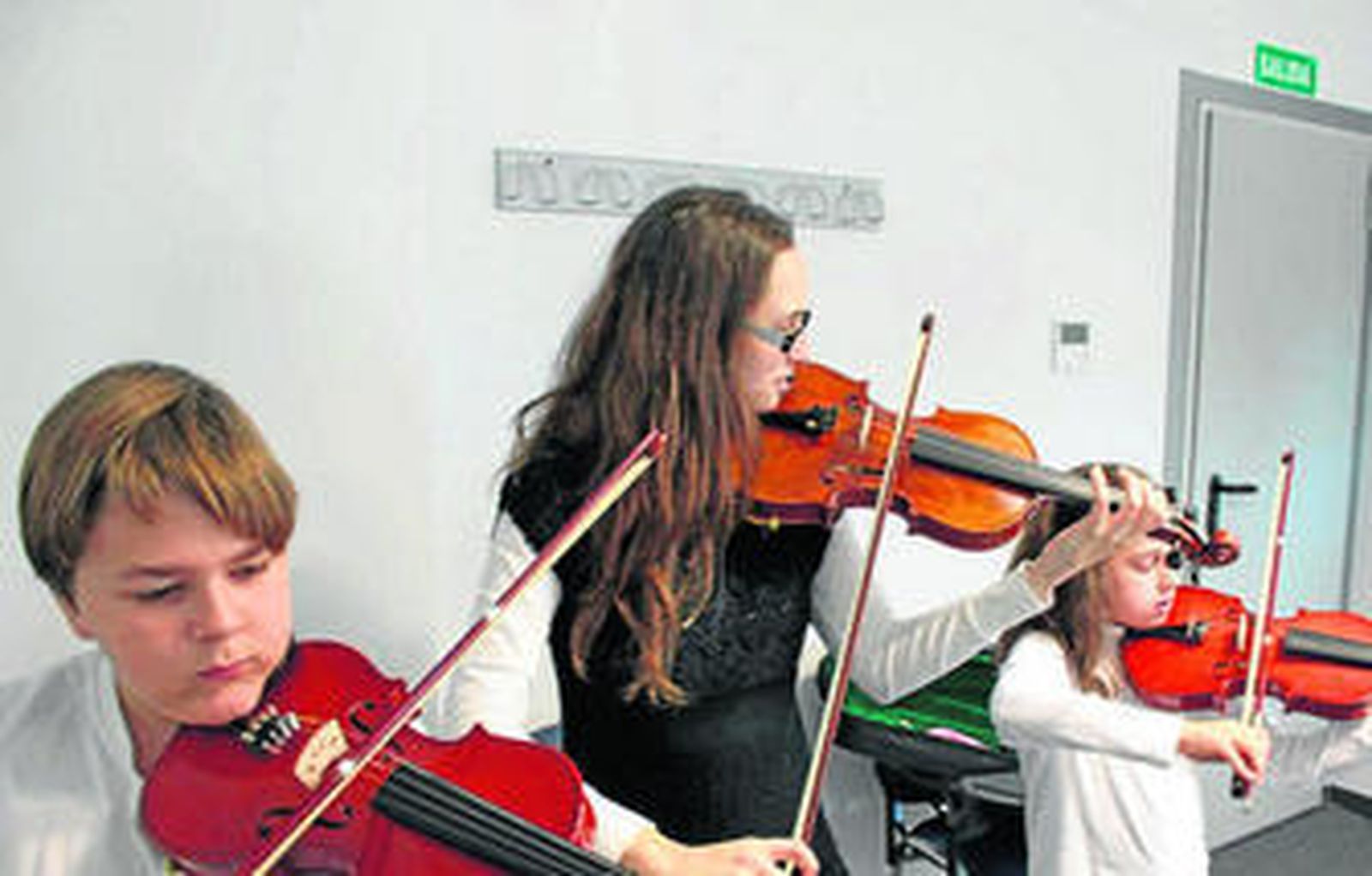 Varios alumnos menores durante las clases de violín en la Escuela Municipal de Música.