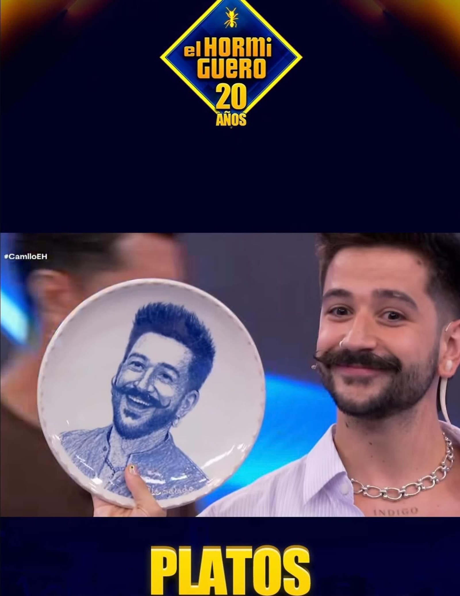 Camilo en El Hormiguero con un plato de Cerámica del Río Salado