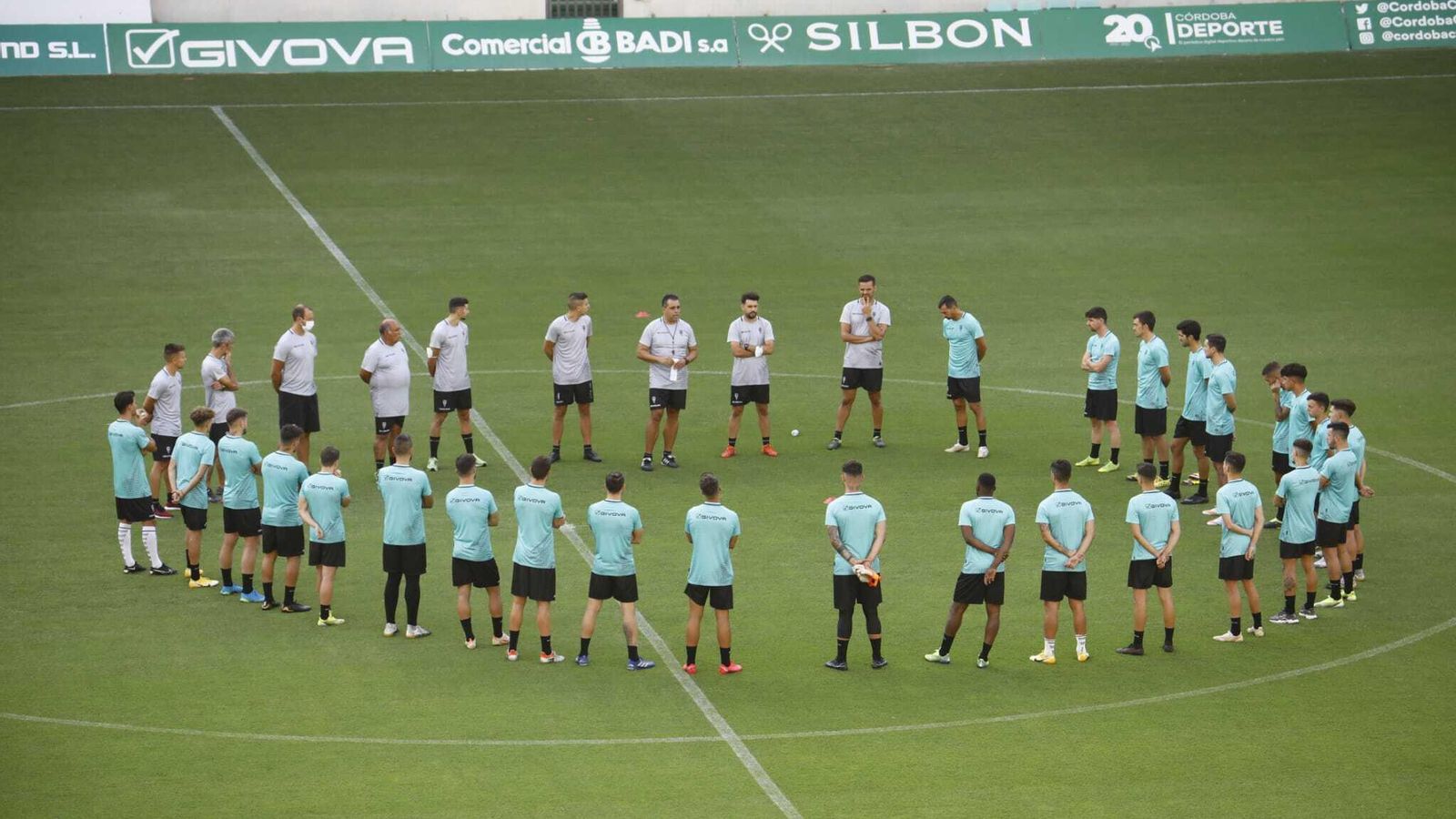 Germán Crespo, durante la charla inicial a la plantilla.