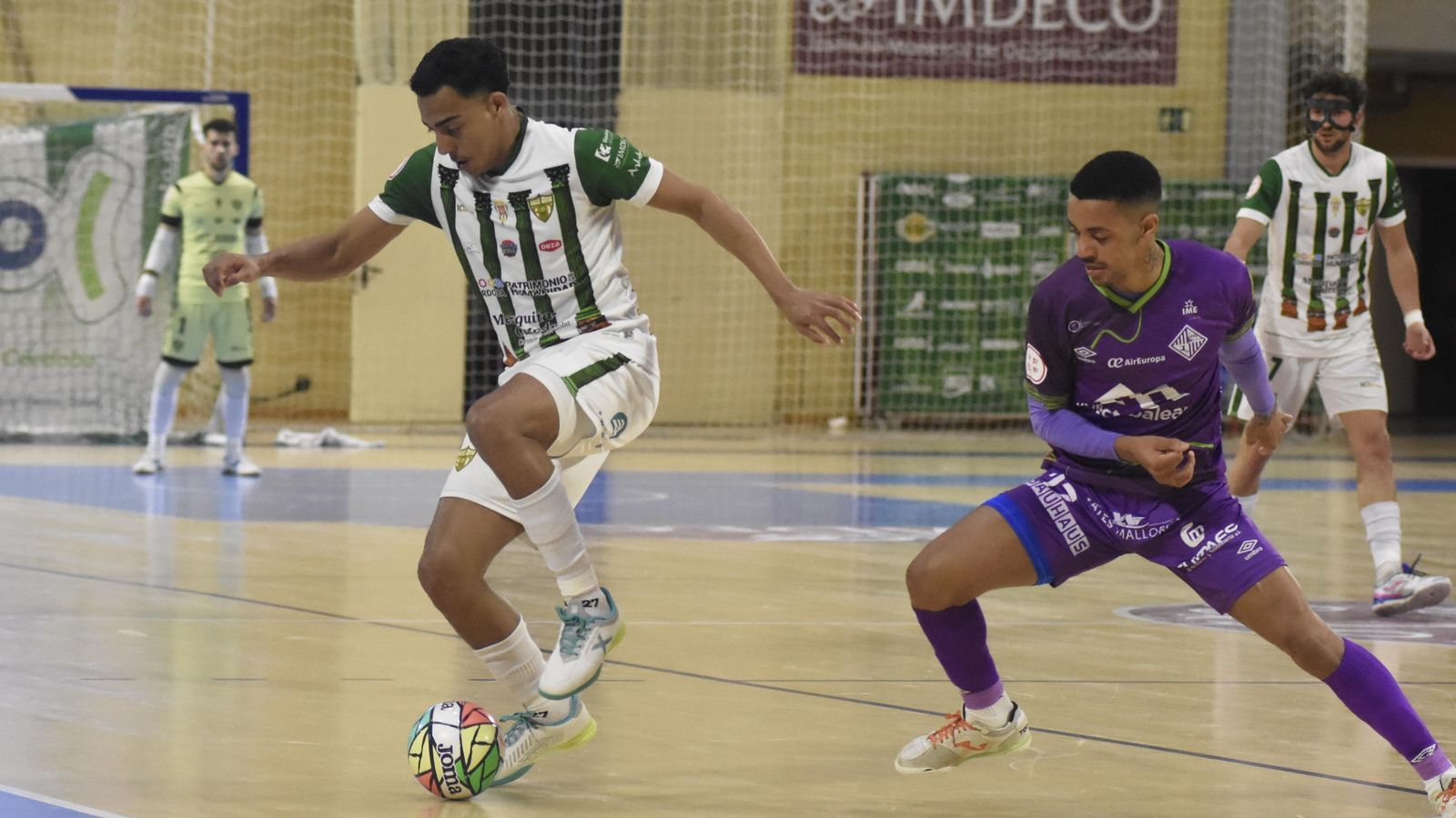 Pulinho conduce el balón ante la presión de un futbolista del Palma Futsal.
