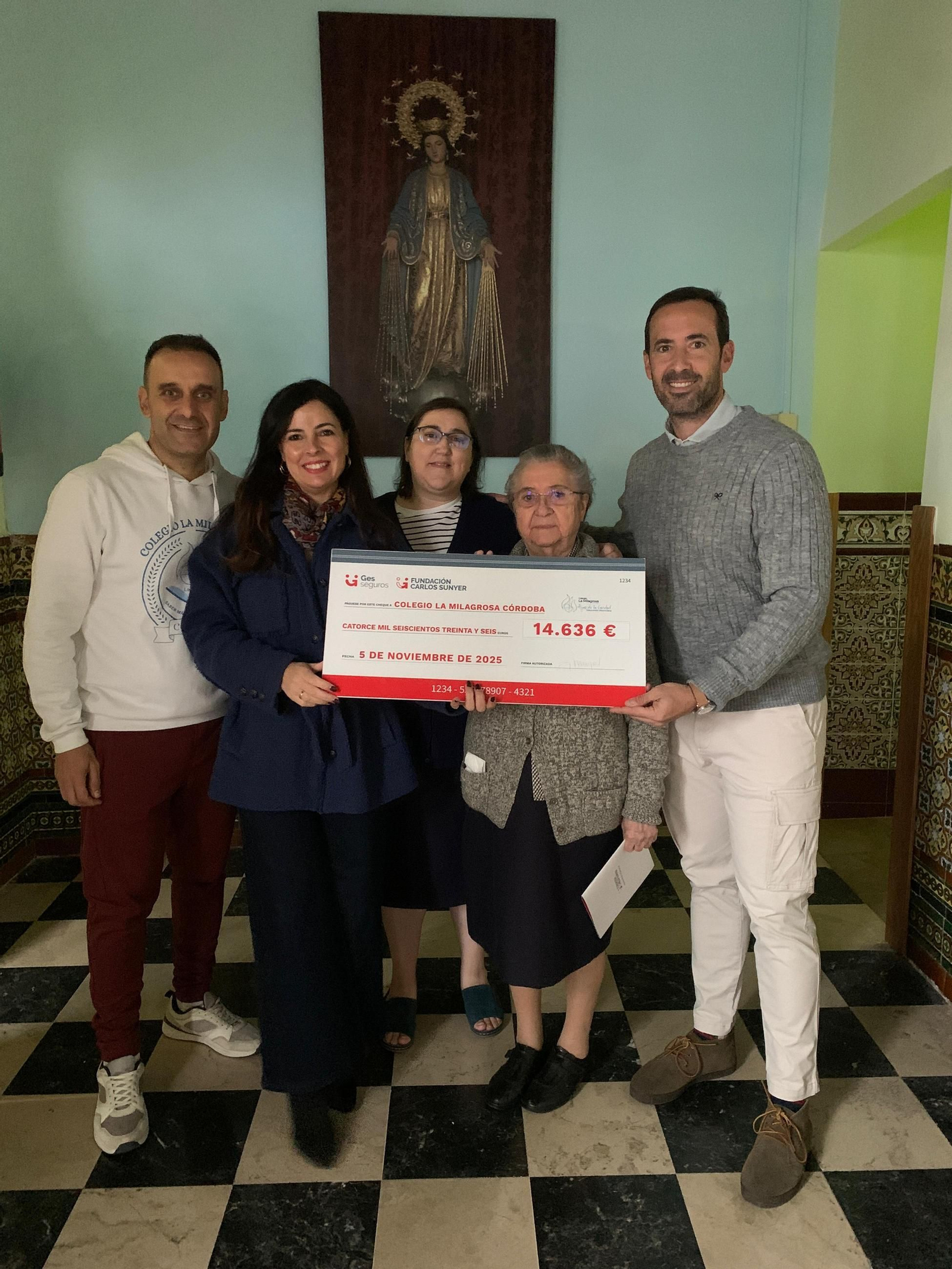 Miembros del colegio La Milagrosa posan con el premio junto al agente, Adolfo Santos Zea, de GES Seguros Miembros del colegio La Milagrosa posan con el premio junto al agente, Adolfo Santos Zea, de GES Seguros