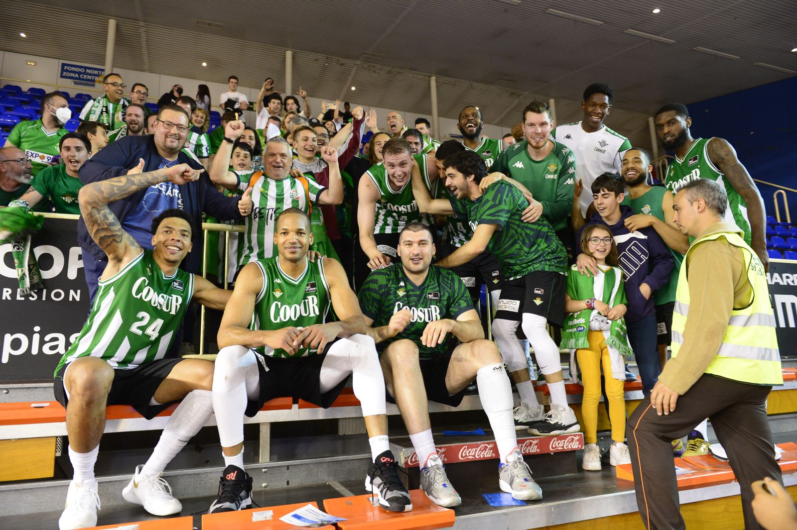 Los jugadores del Coosur Betis se fotografían con sus aficionados al final del partido.
