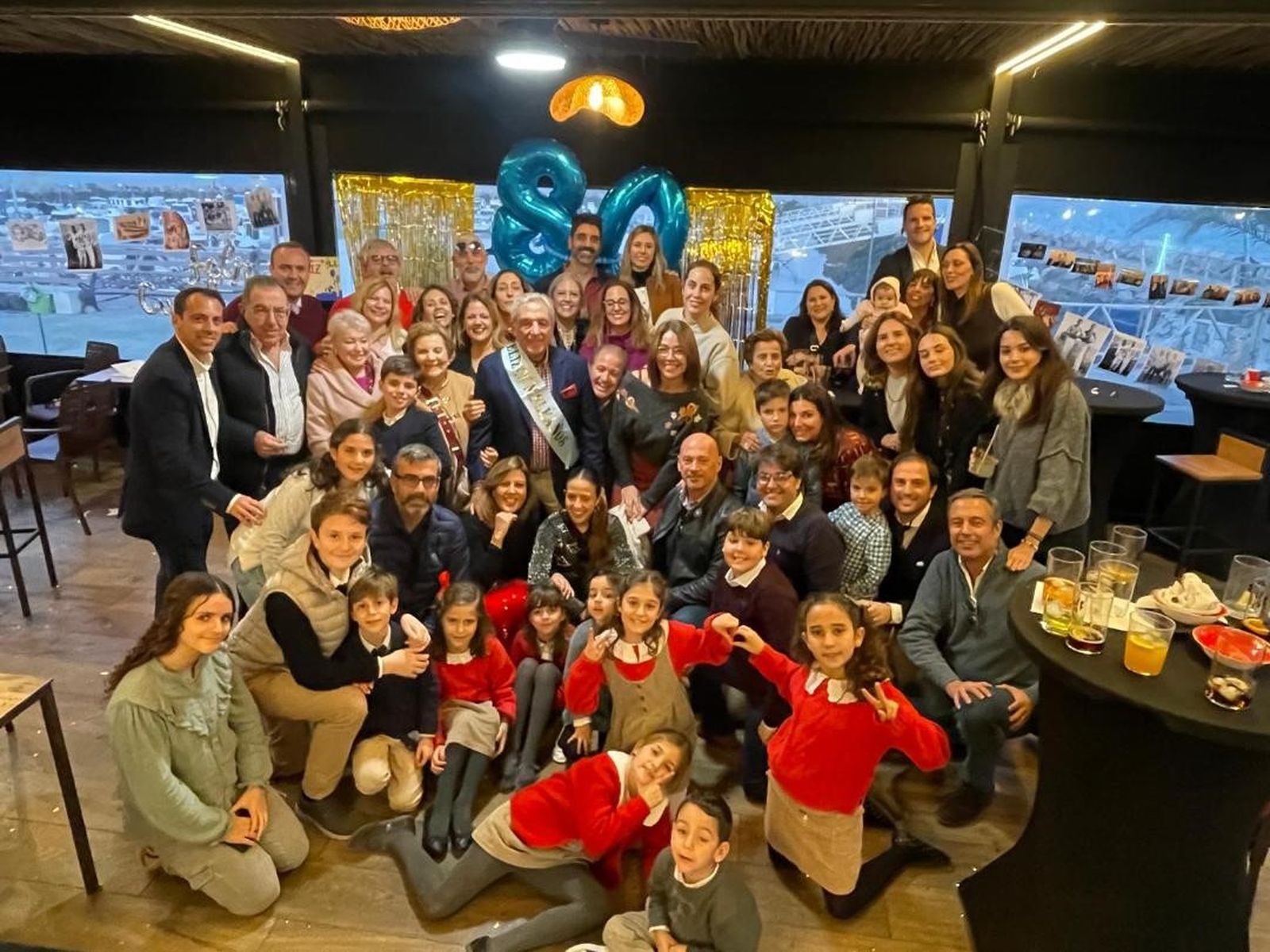 El homenajeado Paco Hernández  Ramírez, con su mujer, Pilar Sánchez, sus hijos Begoña y Pablo, nietos y amigos durante el almuerzo celebrado con motivo de su ochenta cumpleaños.