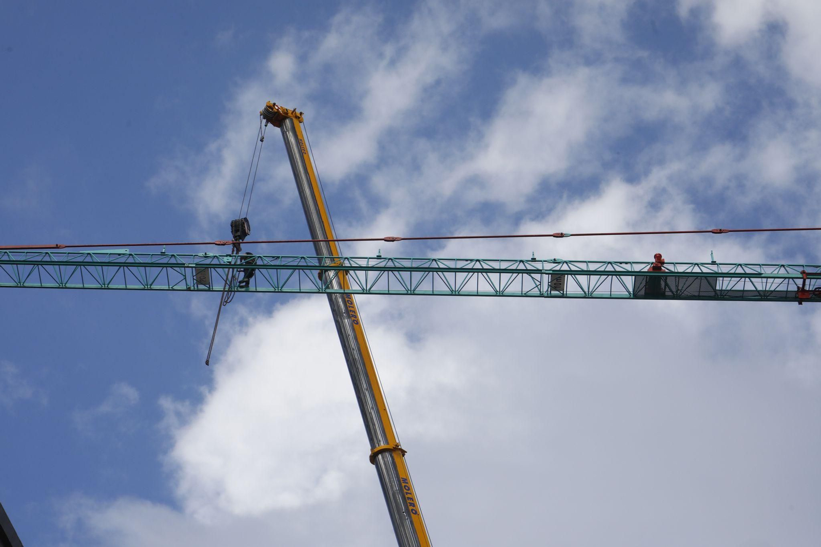 La retirada de la grúa del Templo Romano de la calle Claudio Marcelo, en imágenes