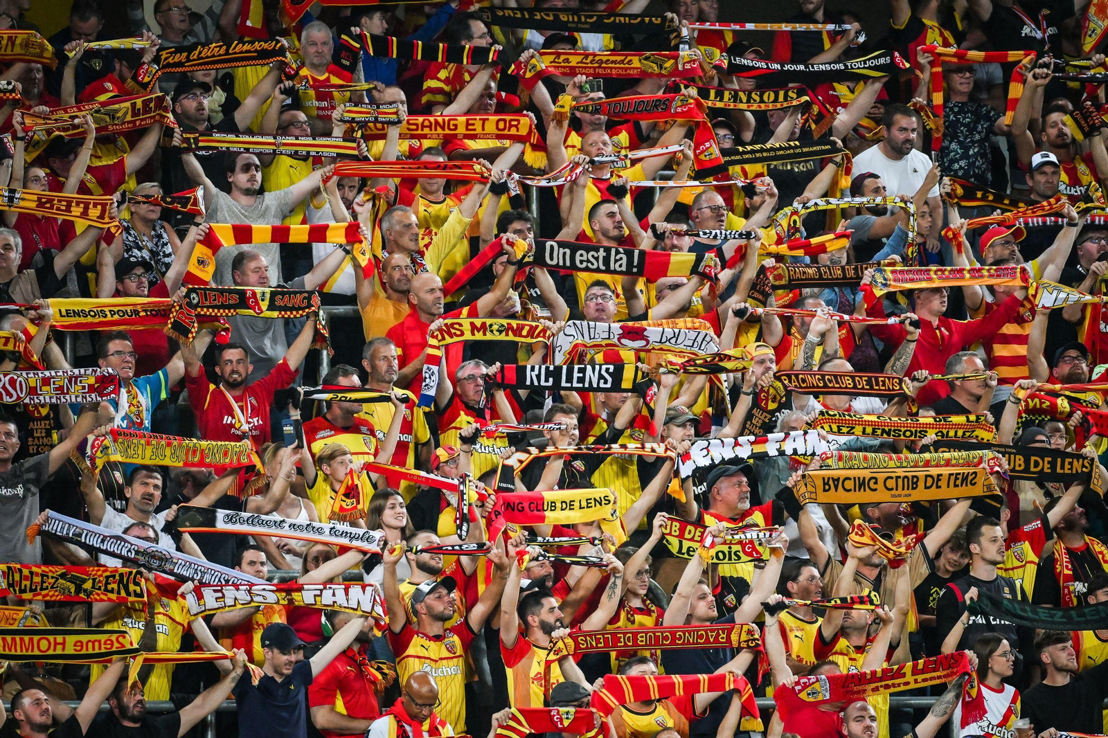 Imagen de los hinchas del Lens en el estadio Felix Bollaert.