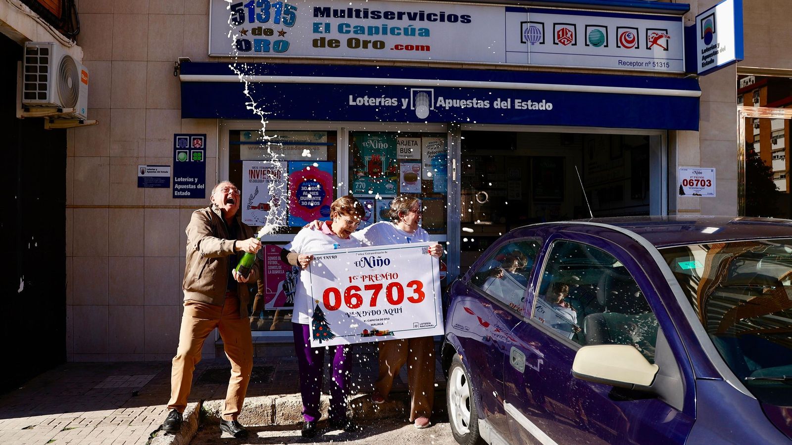 El Capicúa de Oro, situada en la calle Juan Valdés, celebrando el primer premio en la lotería del Niño