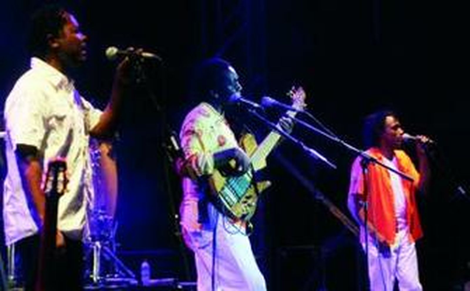 El trío Toto Bona Lokua, durante su actuación.