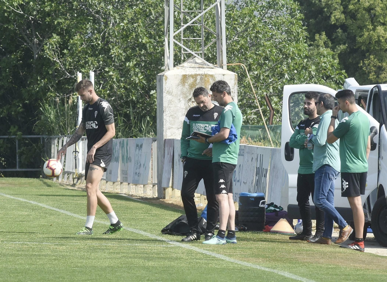 Rafa Navarro mira la libreta junto a Gaspar Gálvez y Carrillo, antes de un entrenamiento.