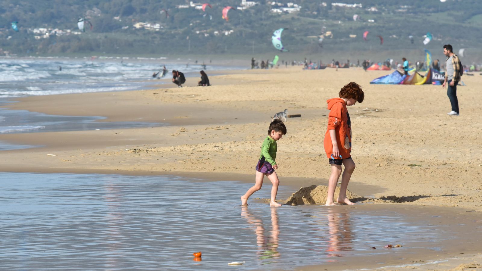 Ambiente en el puente de la Inmaculada en Tarifa, en imágenes