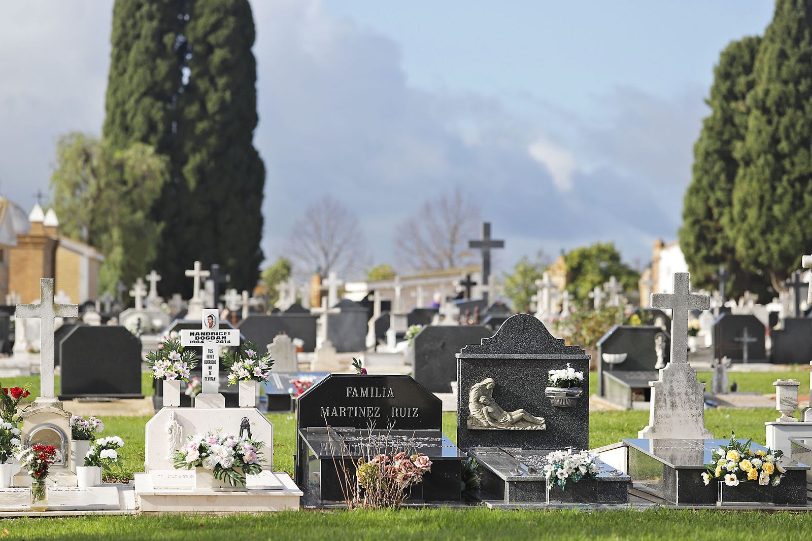 Imágenes del Día de Todos los Santos en el cementerio de la Soledad de Huelva
