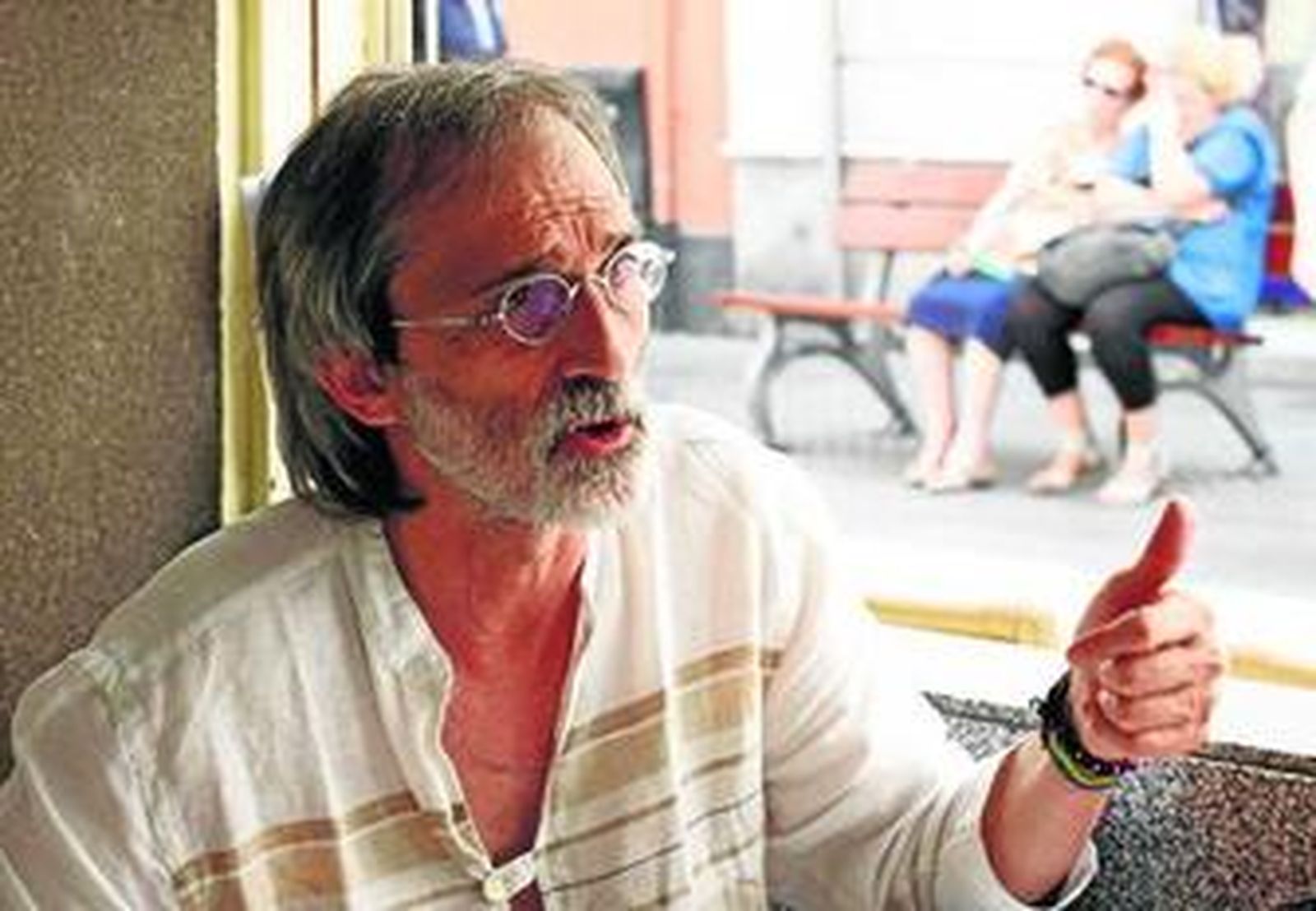 Federico Pérez Peralta conversa con la prensa en una fotografía de archivo.