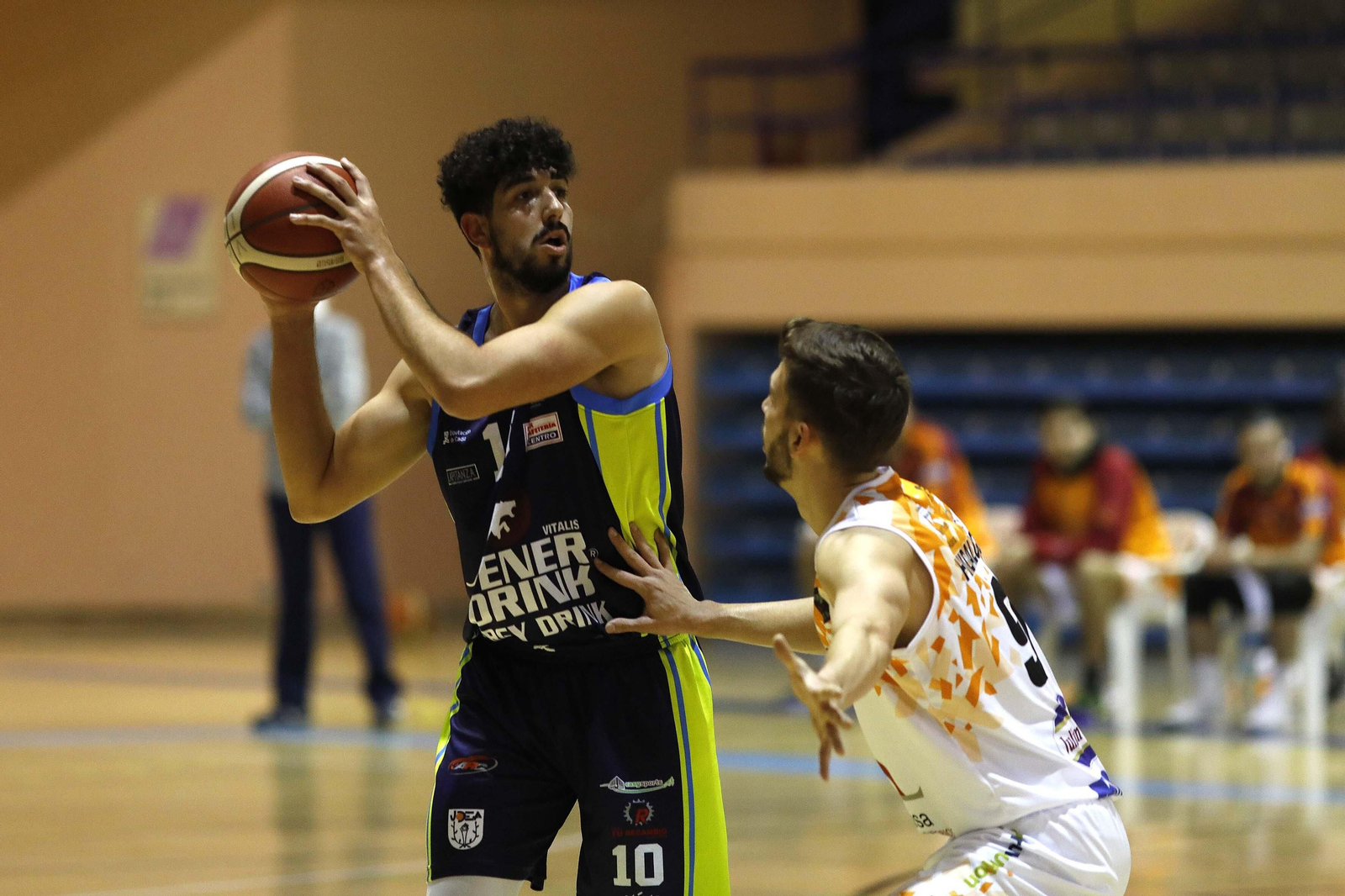 Juanmi López lleva el balón ante un jugador de Carbajosa.
