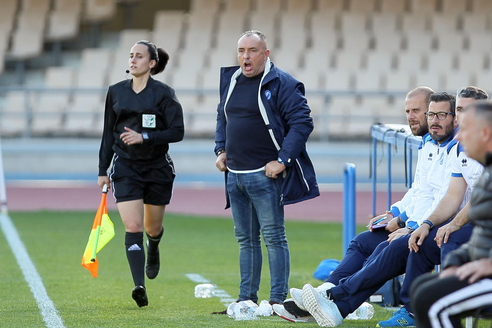 Josu Uribe sufrió en el banquillo en la primera parte.
