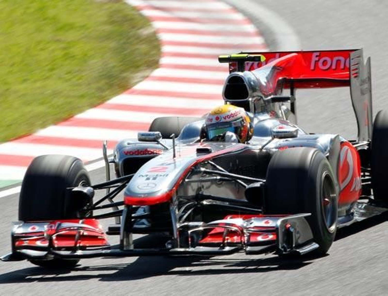 Fernando Alonso logra superar el peor circuito que le quedaba para Ferrari F10 con un tercer puesto detrás de los Red Bull del alemán Sebastian Vettel y del australiano Mark Webber

Foto: efe