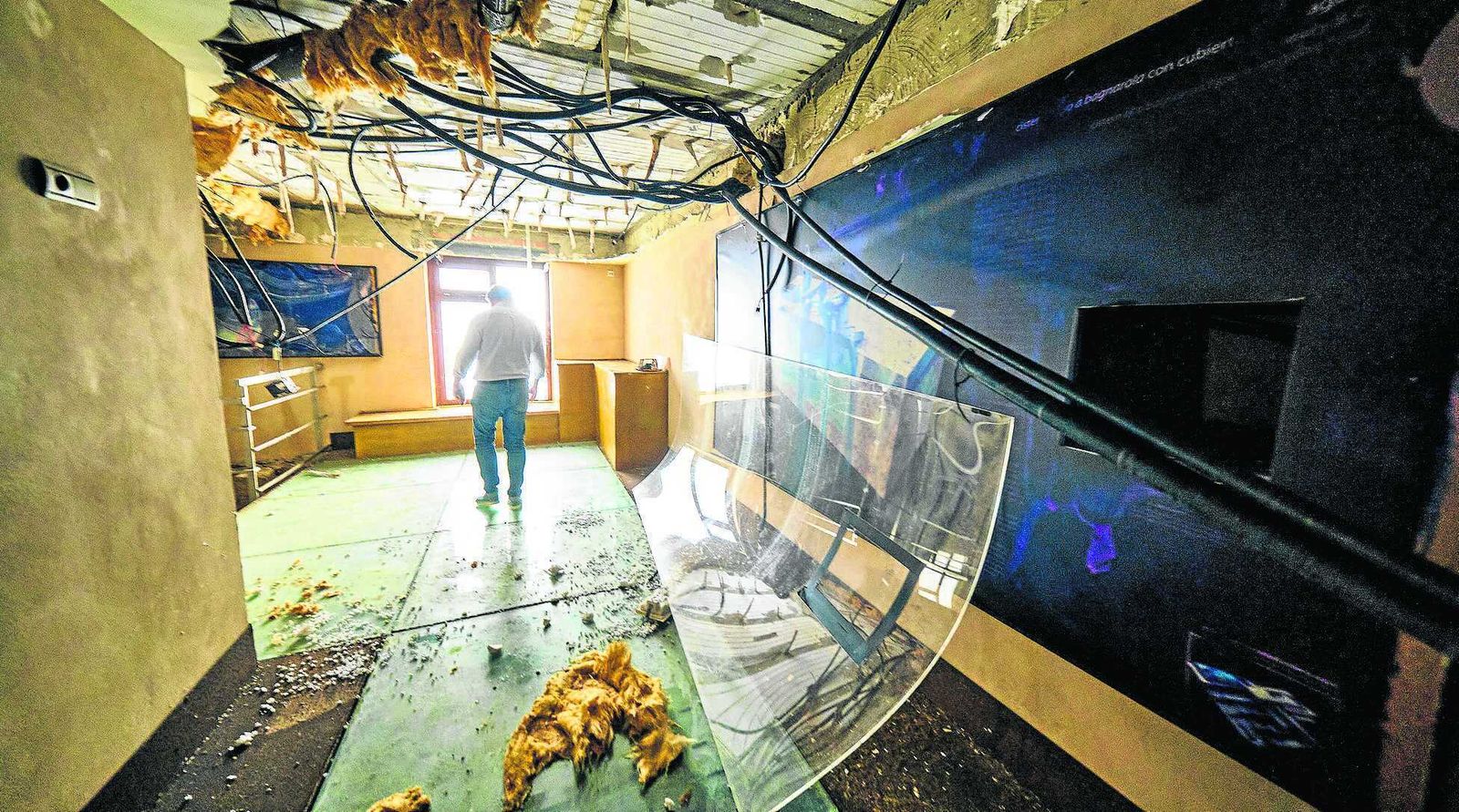 Interior de la Casa del Obispo, con techos y paneles rotos