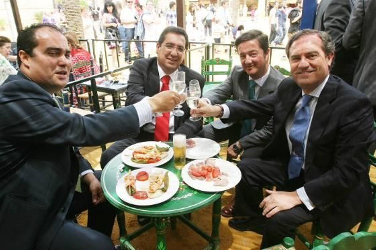 David Fernández, director del Diario, junto a Antonio Pulido, presidente de Cajasol, Francisco Javier López, director territorial en Cádiz y Juan Salido, director general de Cajasol. 

Foto: Vanesa Lobo