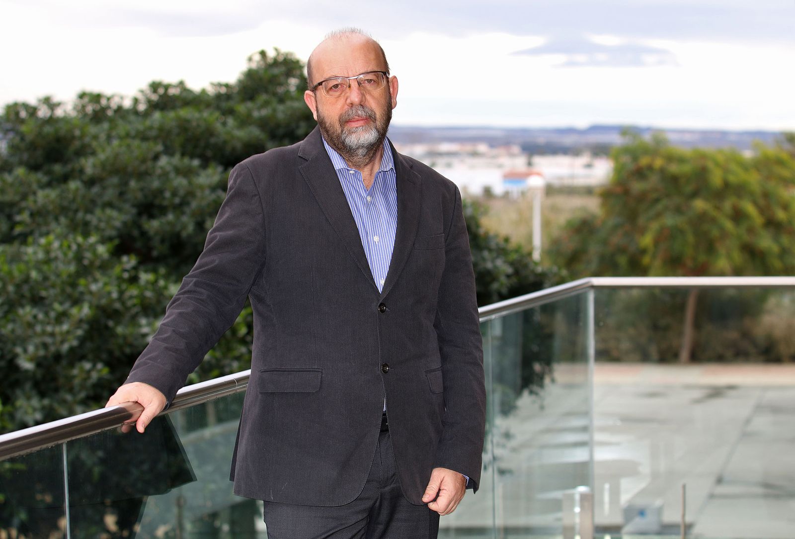 El vicerrector Julián Cuevas en las puertas del edificio del Rectorado.
