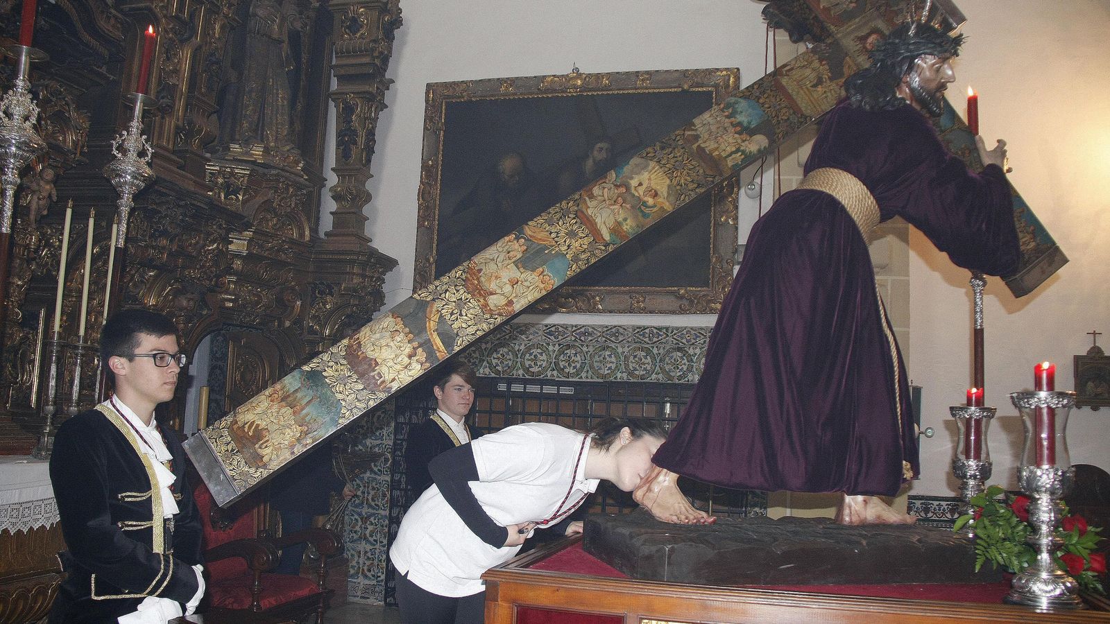 Una imagen en la que se aprecian las ilustraciones que decoran la cruz del Nazareno.