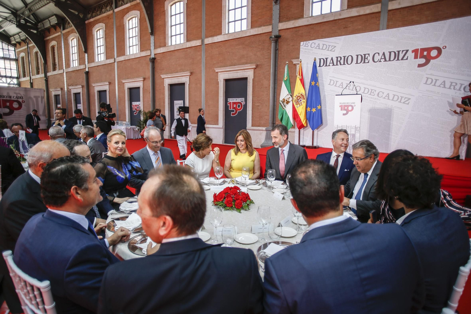 l Mesa presidencial del acto de ayer, en la que aparecen de izquierda a derecha José Antonio Carrizosa, Antonio Sanz, Domingo Martínez, Javier Moll, Marita Rufino, Juan Pablo Durán, Joaquina Martínez de Salazar, Susana Díaz, el rey Felipe VI, José Joly, Juan Ignacio Zoido,  Rosario Joly, José María González Santos y David Fernández.