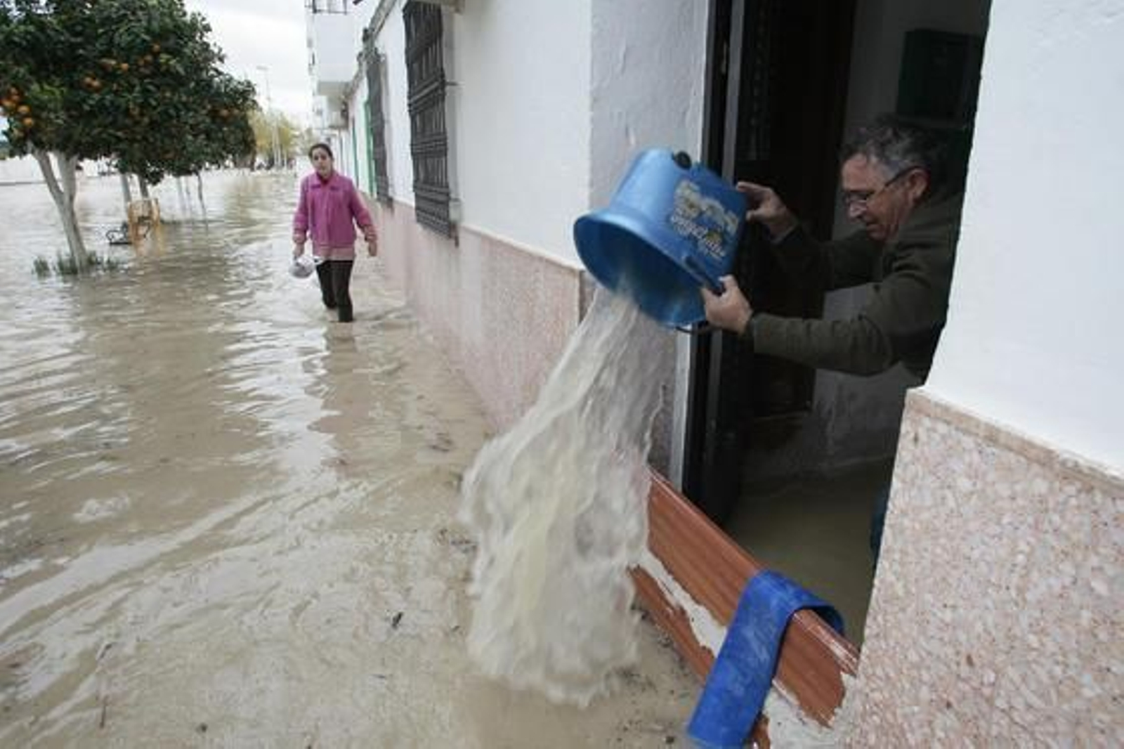 El Río Guadalquivir se desborda a su paso por Lora del Río./ J.C Muñoz