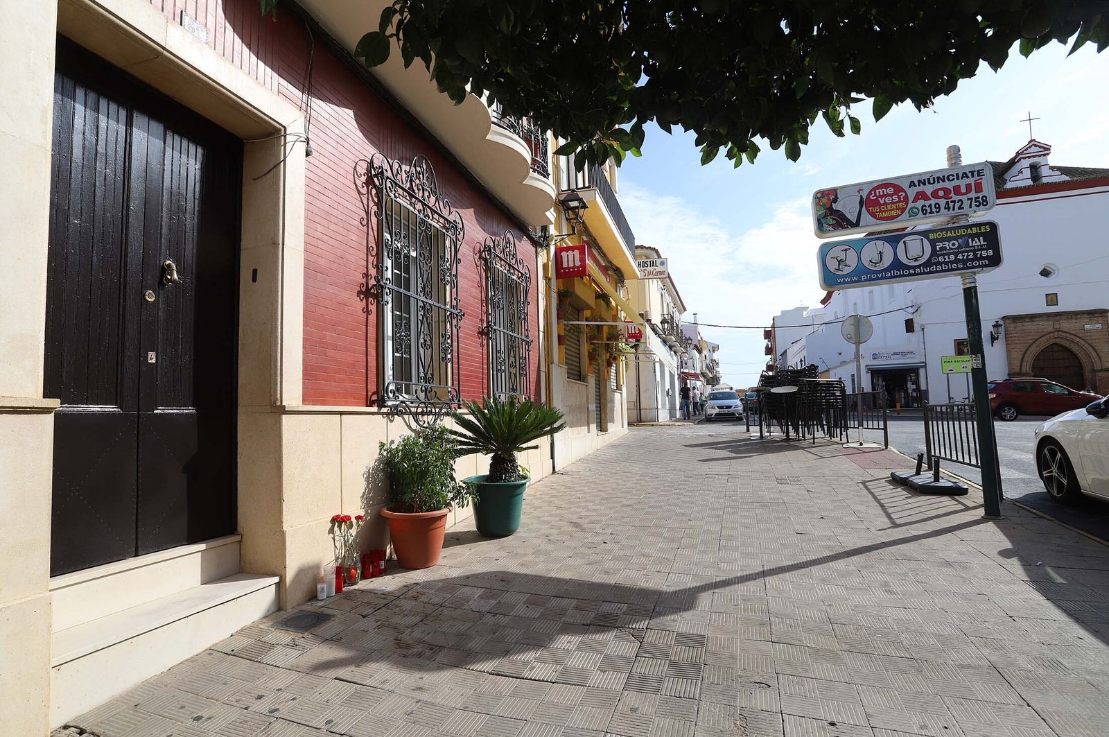 Velas y flores en la acera del restaurante El Apoderado donde perdió la vida Javier Martín en el atropello múltiple del domingo pasado.