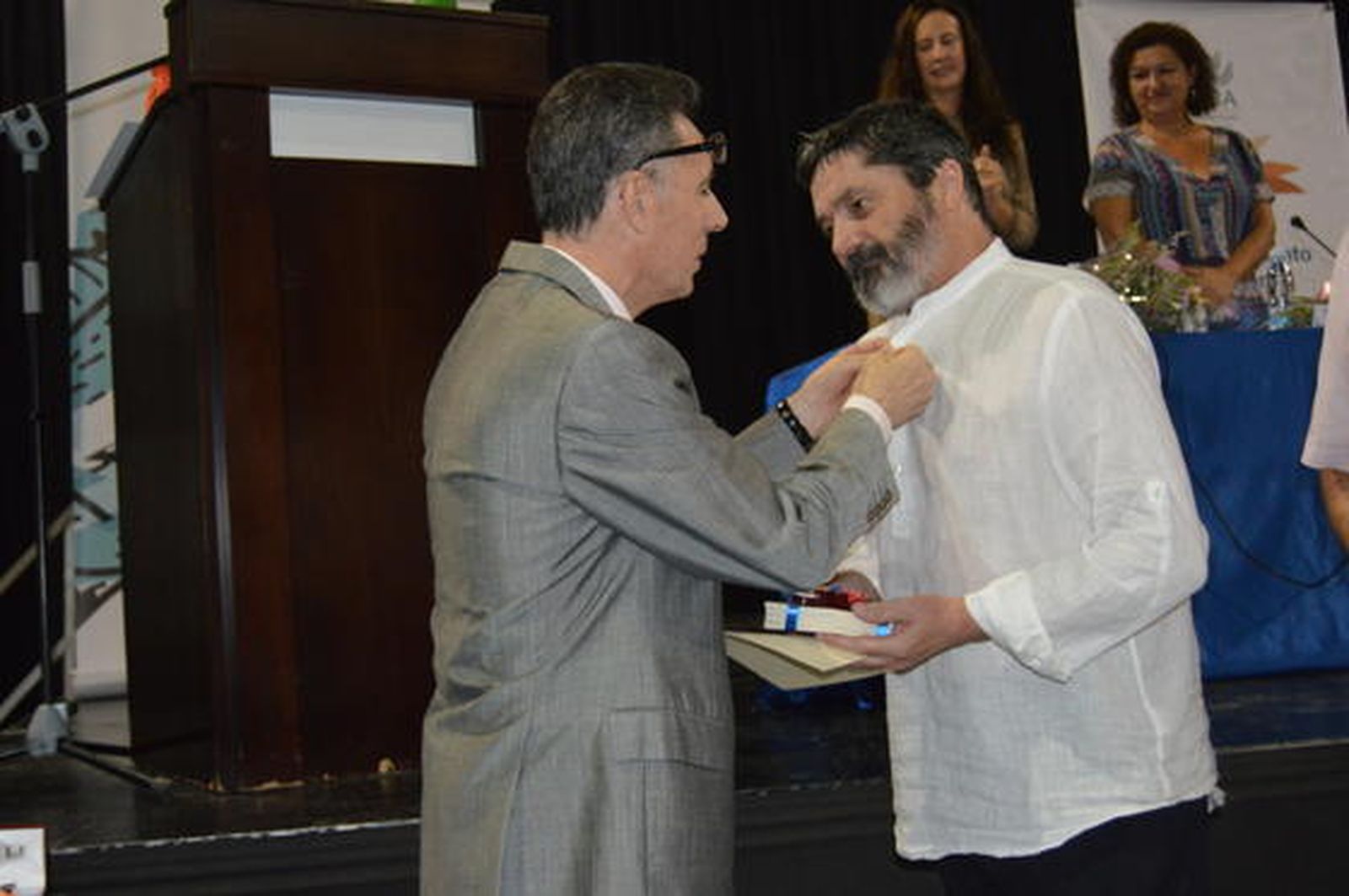 Juan Manuel Fernández entrega el premio de Quiñonero de Honor a José Antonio Peralta.

Foto: Ignacio Casas de Ciria