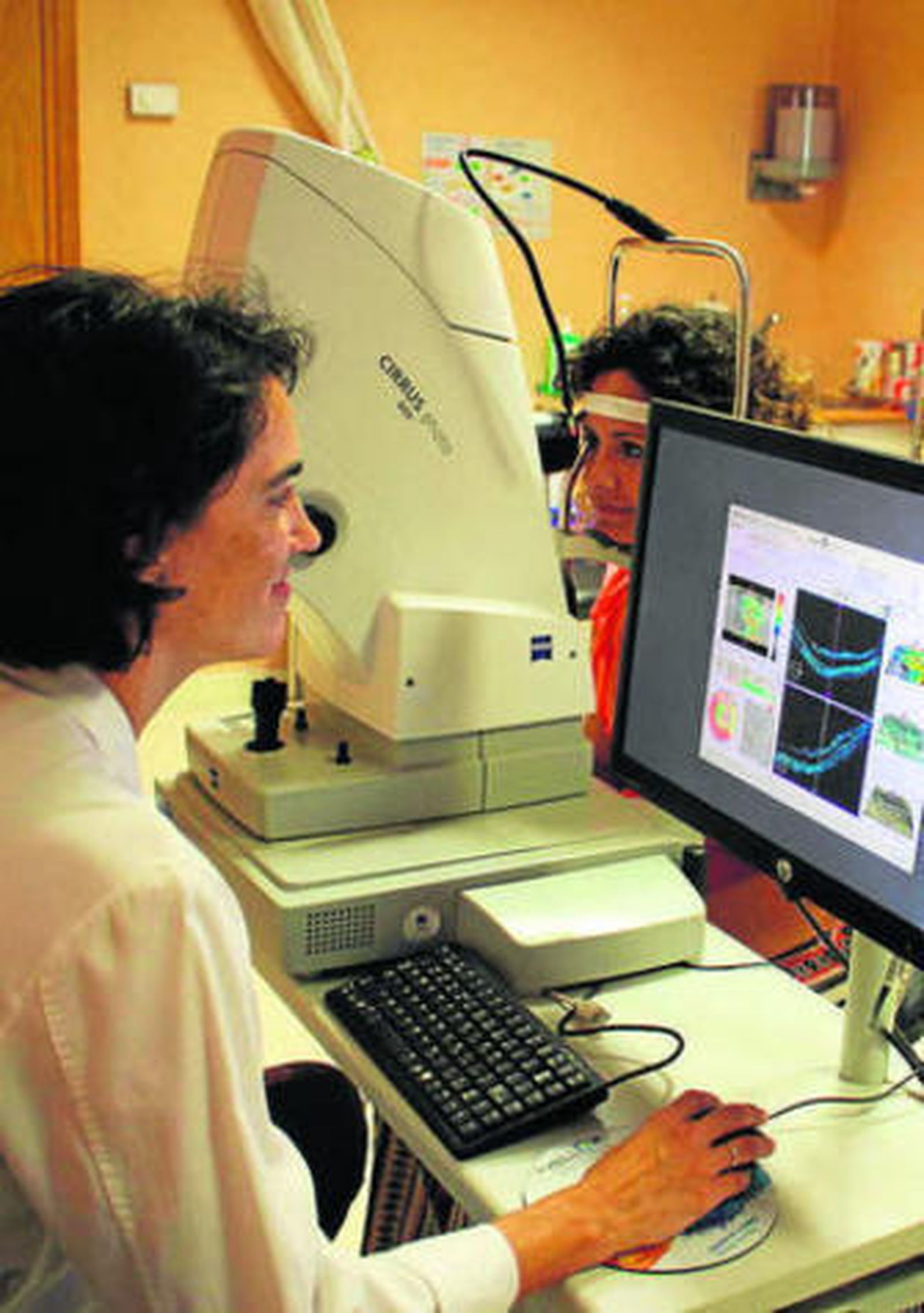 Alumnos en un aula de informática en un centro educativo de Sevilla.