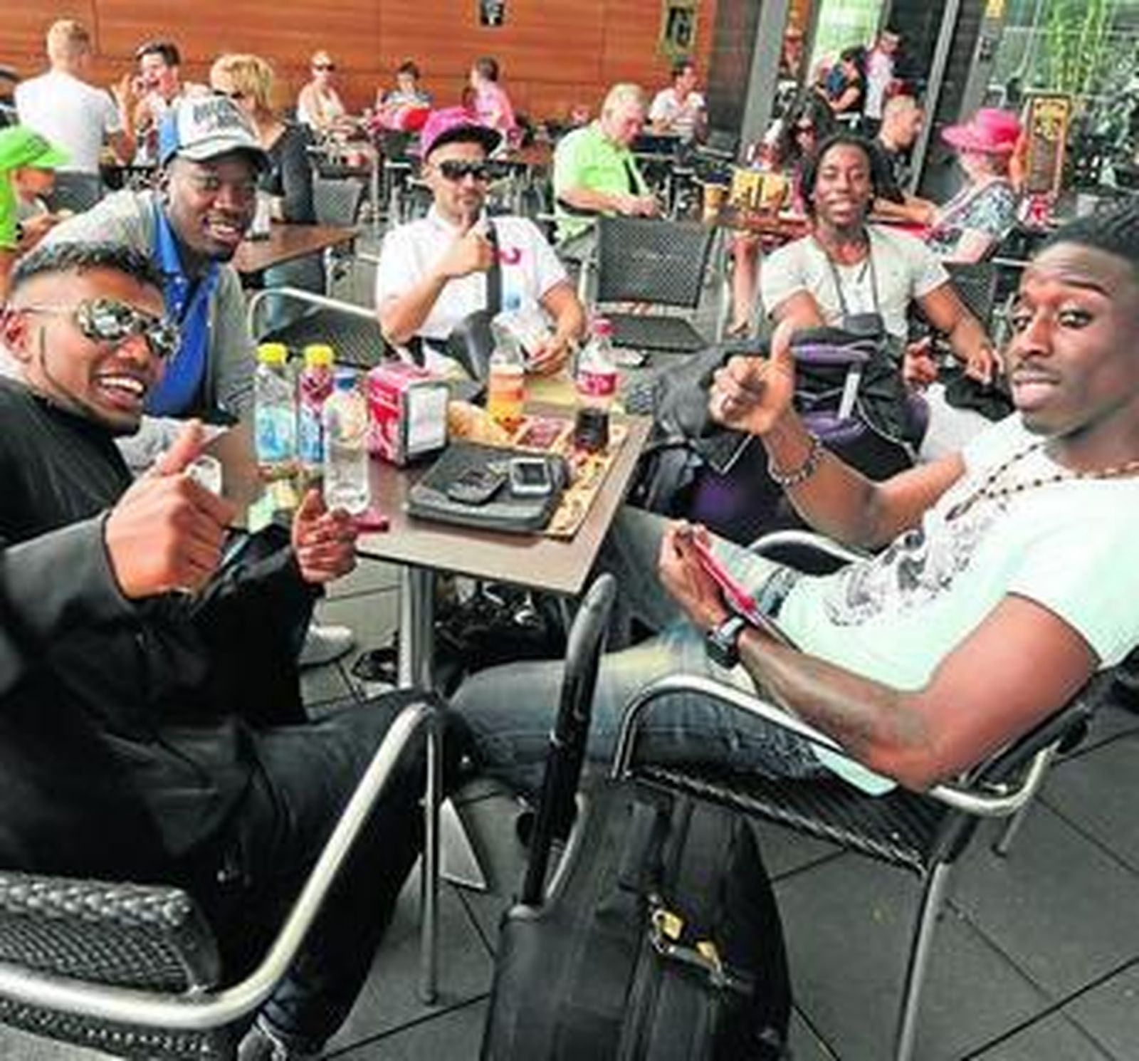 Viajeros tras aterrizar en el aeropuerto de Málaga.