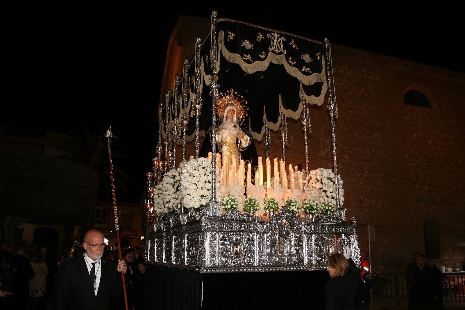 El Paso Negro ha estrenado la restauración del trono de la Virgen.